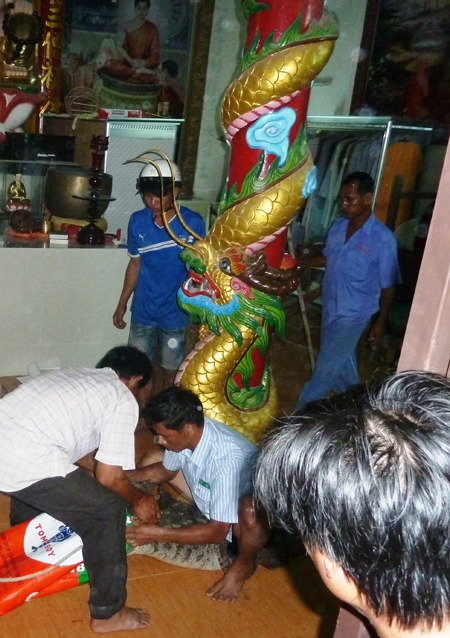Bắt[-]cá[-]sấu[-]ở[-]chánh[-]điện